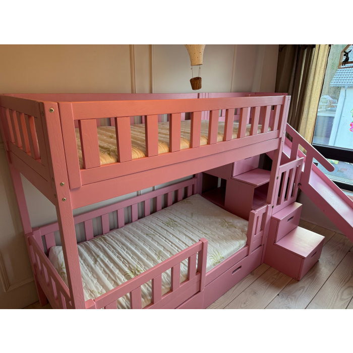 Etagenbett im modernen Kinderzimmer